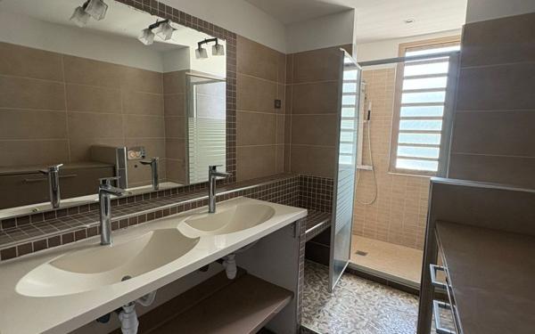 Maison à vendre    6 pièces • 251,70 m2 Le Gosier