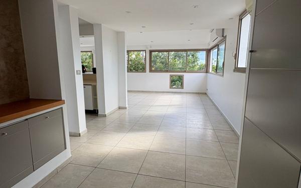 Maison à vendre    6 pièces • 251,70 m2 Le Gosier