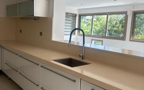 Maison à vendre    6 pièces • 251,70 m2 Le Gosier