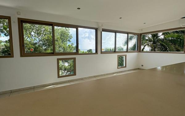 Maison à vendre    6 pièces • 251,70 m2 Le Gosier