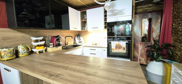 En exclusivité à Bormes-les-Mimosas 
Au sein d'une résidence très prisée et sécurisée ,découvrez ce T2 cabine RÉNOVÉ de 32m² env avec TERRASSE/loggia complété d'un JARDIN privatif de 27m² env et d'un ANNEXE individuelle.
L'emplacement est idéal pour y passer les vacances ou pour proposer à la location saisonnière.

DISTRIBUTION:
●Hall d'entrée
●Pièce de vie avec cuisine US récente de qualité  ouvrant sur la terrasse et le jardin 
●Un coin nuit avec accès sur l'extérieur également 
●Une salle d'eau avec espace pour rangements et machine à laver/sèche linge
●Un coin cabine / dressing ou autre... 
● Un WC indépendant.

●Un cellier indépendant est un plus

L'extérieur propose:
■une terrasse ( aujourd'hui loggia amovible) 
■un bel espace jardin entièrement aménagé complété par un petit espace de rangement fermé.
.

LES ATOUTS:
■Accès indépendant
■Rénovation récente: 
•Cuisine aménagée et ilot 
• Climatisation 
•Parquet 
• sde rénovée 
•Cumulus extra plat récent 
• wc suspendus 
•Volets roulants électriques(dont 1 avec digicode)
•électricité...

Jardin confortable pour profiter du soleil d'est sans vis à vis direct.
Le cellier qui permet du complément de stockage.

Un appartement de qualité prêt à vivre !

La présentation d'une pièce d'identité en cours de validité sera demandée à la visite, conformément à l'article L.561-5 du code monétaire et financier.