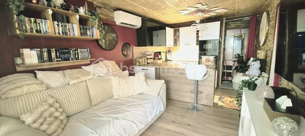 En exclusivité à Bormes-les-Mimosas 
Au sein d'une résidence très prisée et sécurisée ,découvrez ce T2 cabine RÉNOVÉ de 32m² env avec TERRASSE/loggia complété d'un JARDIN privatif de 27m² env et d'un ANNEXE individuelle.
L'emplacement est idéal pour y passer les vacances ou pour proposer à la location saisonnière.

DISTRIBUTION:
●Hall d'entrée
●Pièce de vie avec cuisine US récente de qualité  ouvrant sur la terrasse et le jardin 
●Un coin nuit avec accès sur l'extérieur également 
●Une salle d'eau avec espace pour rangements et machine à laver/sèche linge
●Un coin cabine / dressing ou autre... 
● Un WC indépendant.

●Un cellier indépendant est un plus

L'extérieur propose:
■une terrasse ( aujourd'hui loggia amovible) 
■un bel espace jardin entièrement aménagé complété par un petit espace de rangement fermé.
.

LES ATOUTS:
■Accès indépendant
■Rénovation récente: 
•Cuisine aménagée et ilot 
• Climatisation 
•Parquet 
• sde rénovée 
•Cumulus extra plat récent 
• wc suspendus 
•Volets roulants électriques(dont 1 avec digicode)
•électricité...

Jardin confortable pour profiter du soleil d'est sans vis à vis direct.
Le cellier qui permet du complément de stockage.

Un appartement de qualité prêt à vivre !

La présentation d'une pièce d'identité en cours de validité sera demandée à la visite, conformément à l'article L.561-5 du code monétaire et financier.
