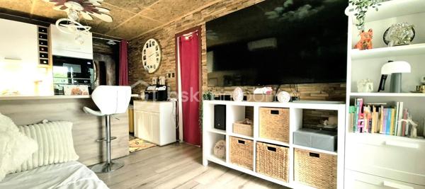 En exclusivité à Bormes-les-Mimosas 
Au sein d'une résidence très prisée et sécurisée ,découvrez ce T2 cabine RÉNOVÉ de 32m² env avec TERRASSE/loggia complété d'un JARDIN privatif de 27m² env et d'un ANNEXE individuelle.
L'emplacement est idéal pour y passer les vacances ou pour proposer à la location saisonnière.

DISTRIBUTION:
●Hall d'entrée
●Pièce de vie avec cuisine US récente de qualité  ouvrant sur la terrasse et le jardin 
●Un coin nuit avec accès sur l'extérieur également 
●Une salle d'eau avec espace pour rangements et machine à laver/sèche linge
●Un coin cabine / dressing ou autre... 
● Un WC indépendant.

●Un cellier indépendant est un plus

L'extérieur propose:
■une terrasse ( aujourd'hui loggia amovible) 
■un bel espace jardin entièrement aménagé complété par un petit espace de rangement fermé.
.

LES ATOUTS:
■Accès indépendant
■Rénovation récente: 
•Cuisine aménagée et ilot 
• Climatisation 
•Parquet 
• sde rénovée 
•Cumulus extra plat récent 
• wc suspendus 
•Volets roulants électriques(dont 1 avec digicode)
•électricité...

Jardin confortable pour profiter du soleil d'est sans vis à vis direct.
Le cellier qui permet du complément de stockage.

Un appartement de qualité prêt à vivre !

La présentation d'une pièce d'identité en cours de validité sera demandée à la visite, conformément à l'article L.561-5 du code monétaire et financier.