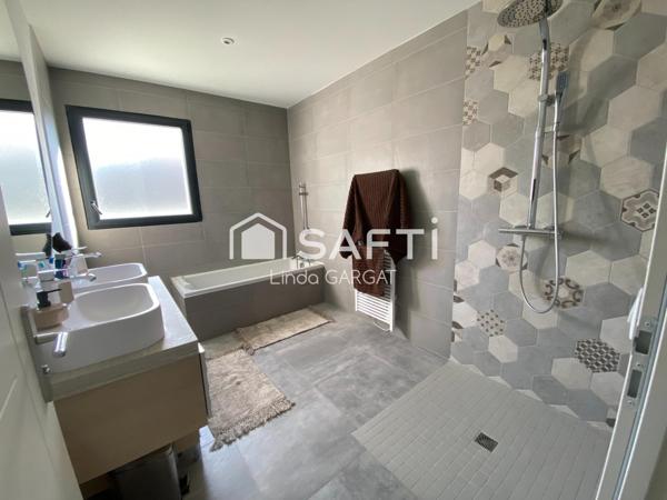 Maison récente avec piscine et grand garage