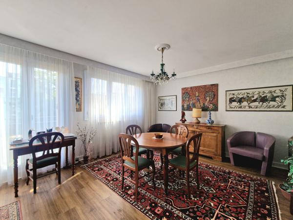Appartement
         5 pièces
        - 100 m² Exclusivité 300 000 € *