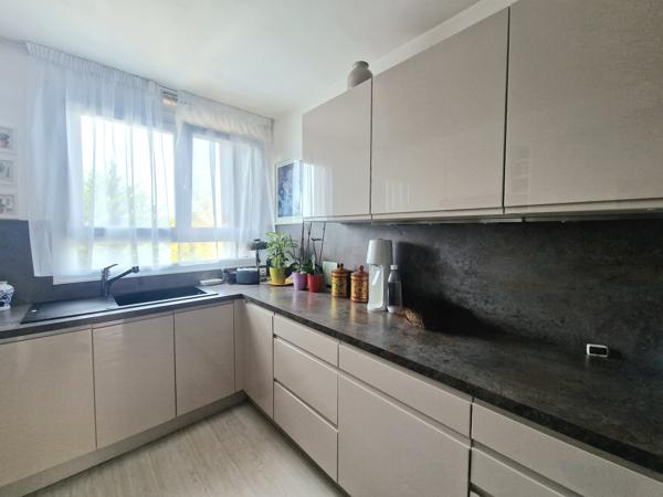 Appartement
         5 pièces
        - 100 m² Exclusivité 300 000 € *