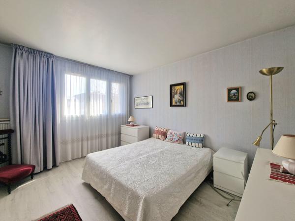 Appartement
         5 pièces
        - 100 m² Exclusivité 300 000 € *