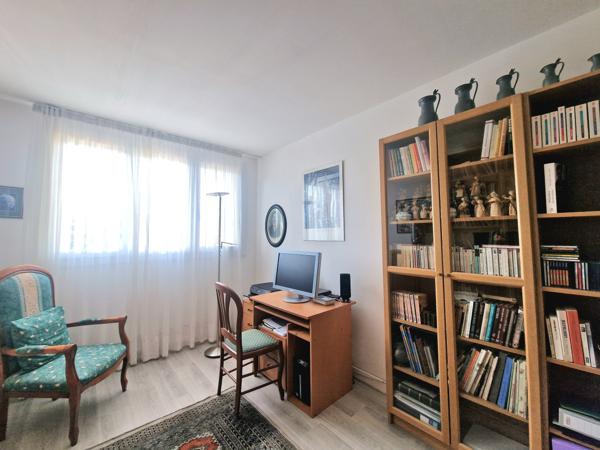 Appartement
         5 pièces
        - 100 m² Exclusivité 300 000 € *