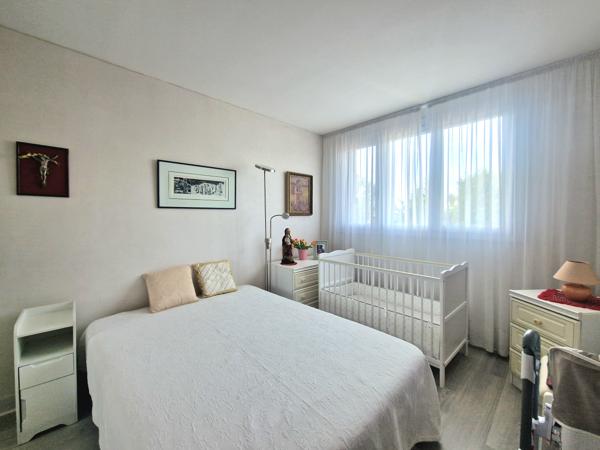 Appartement
         5 pièces
        - 100 m² Exclusivité 300 000 € *