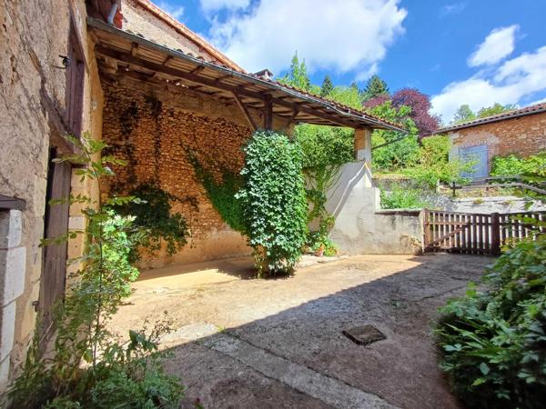 MAISON DE BOURG A RENOVER - PROCHE CHASSENEUIL