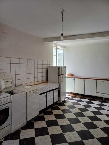 MAISON DE BOURG A RENOVER - PROCHE CHASSENEUIL