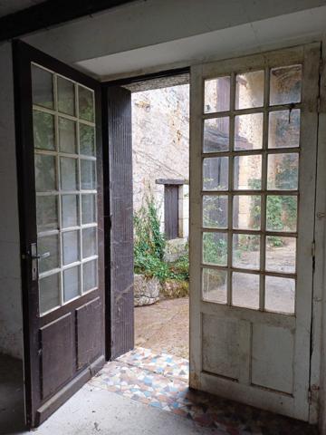 MAISON DE BOURG A RENOVER - PROCHE CHASSENEUIL