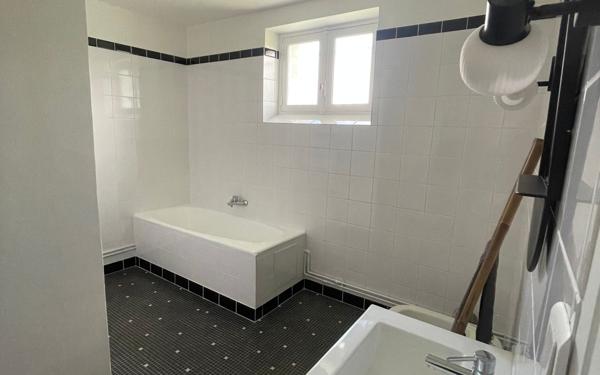 Maison à vendre    4 pièces • 901 m2 Chassenon