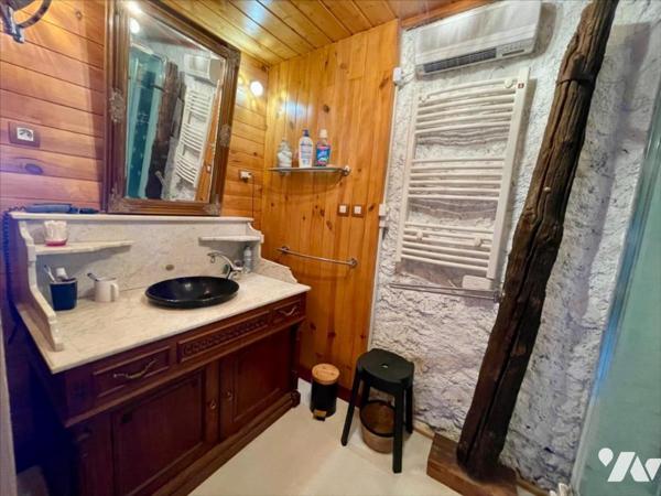 Charmante maison en pierres rénovée avec jardin et garages