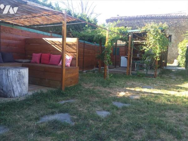 Charmante maison en pierres rénovée avec jardin et garages