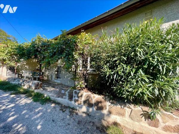 Charmante maison en pierres rénovée avec jardin et garages