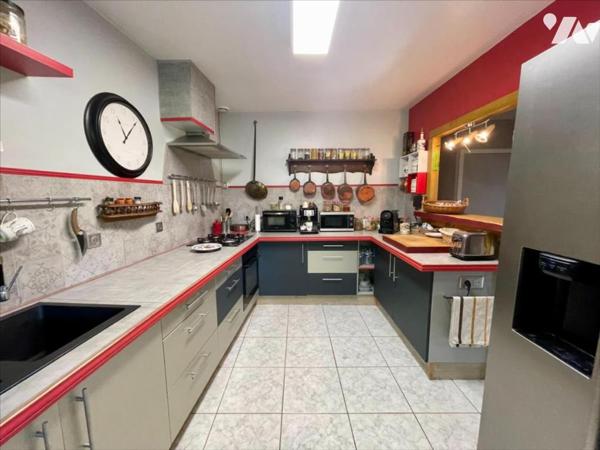 Charmante maison en pierres rénovée avec jardin et garages