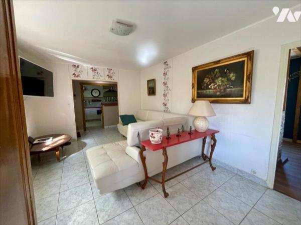 Charmante maison en pierres rénovée avec jardin et garages