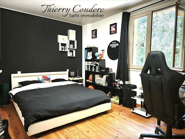 Maison au calme avec terrain boisé.