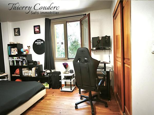 Maison au calme avec terrain boisé.