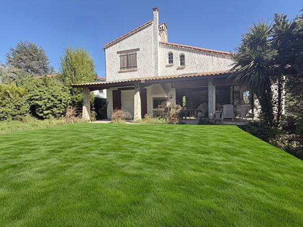 Au coeur du Bourg de Bouliac maison traditionnelle de 209m2 avec sous sol de 140m2 sur parcelle de 946m2 , Bouliac Au coeur du Bourg de Bouliac maison traditionnelle de 209m2 avec sous sol de 140m2 sur parcelle de 946m2 , Bouliac