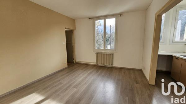 Appartement 3 pièces de 69 m² à Firmi (12300)