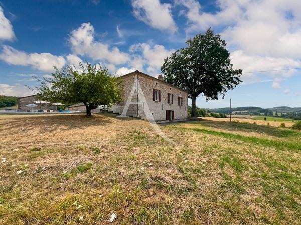 Découvrez cette magnifique maison de campagne en pierres nichée dans un cadre exceptionnel, offrant une vue parfaitement dégagée pour un cadre de vie paisible et ressourçant.