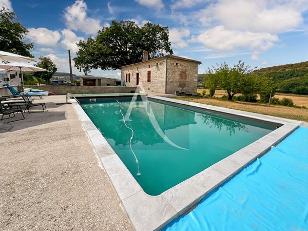 Découvrez cette magnifique maison de campagne en pierres nichée dans un cadre exceptionnel, offrant une vue parfaitement dégagée pour un cadre de vie paisible et ressourçant.