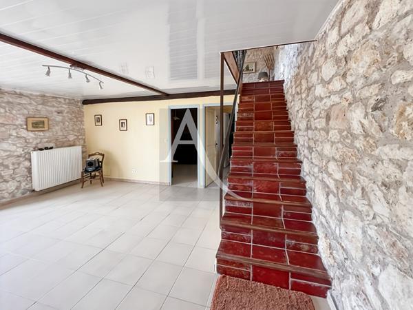 Découvrez cette magnifique maison de campagne en pierres nichée dans un cadre exceptionnel, offrant une vue parfaitement dégagée pour un cadre de vie paisible et ressourçant.