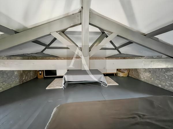 Découvrez cette magnifique maison de campagne en pierres nichée dans un cadre exceptionnel, offrant une vue parfaitement dégagée pour un cadre de vie paisible et ressourçant.