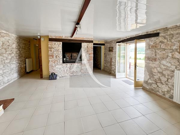 Découvrez cette magnifique maison de campagne en pierres nichée dans un cadre exceptionnel, offrant une vue parfaitement dégagée pour un cadre de vie paisible et ressourçant.