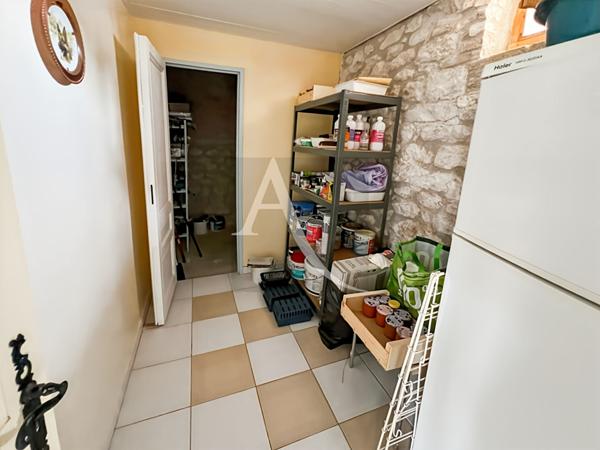 Découvrez cette magnifique maison de campagne en pierres nichée dans un cadre exceptionnel, offrant une vue parfaitement dégagée pour un cadre de vie paisible et ressourçant.