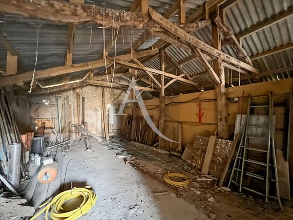 Découvrez cette magnifique maison de campagne en pierres nichée dans un cadre exceptionnel, offrant une vue parfaitement dégagée pour un cadre de vie paisible et ressourçant.