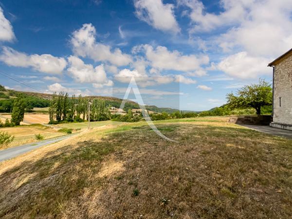 Découvrez cette magnifique maison de campagne en pierres nichée dans un cadre exceptionnel, offrant une vue parfaitement dégagée pour un cadre de vie paisible et ressourçant.
