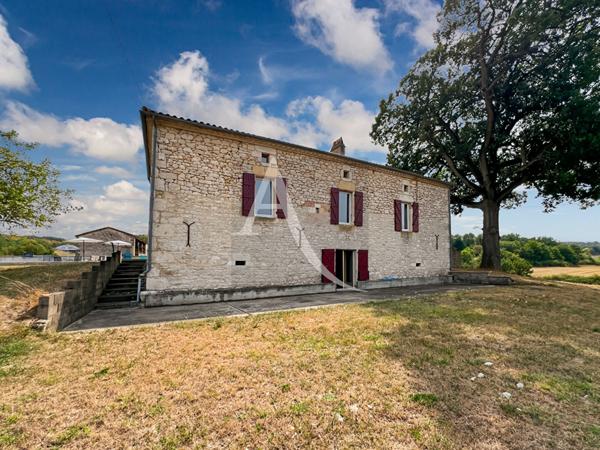 Découvrez cette magnifique maison de campagne en pierres nichée dans un cadre exceptionnel, offrant une vue parfaitement dégagée pour un cadre de vie paisible et ressourçant.