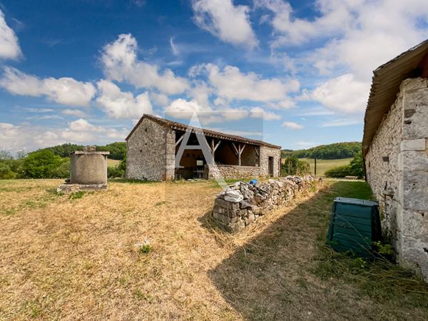 Découvrez cette magnifique maison de campagne en pierres nichée dans un cadre exceptionnel, offrant une vue parfaitement dégagée pour un cadre de vie paisible et ressourçant.