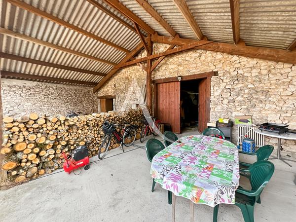 Découvrez cette magnifique maison de campagne en pierres nichée dans un cadre exceptionnel, offrant une vue parfaitement dégagée pour un cadre de vie paisible et ressourçant.