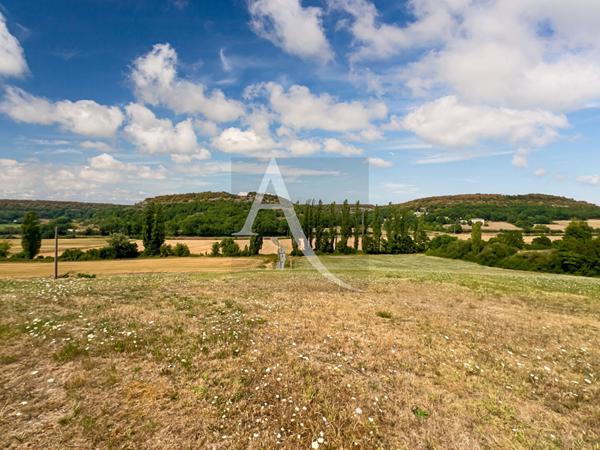 Découvrez cette magnifique maison de campagne en pierres nichée dans un cadre exceptionnel, offrant une vue parfaitement dégagée pour un cadre de vie paisible et ressourçant.