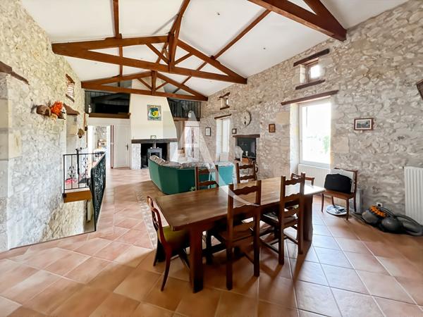 Découvrez cette magnifique maison de campagne en pierres nichée dans un cadre exceptionnel, offrant une vue parfaitement dégagée pour un cadre de vie paisible et ressourçant.