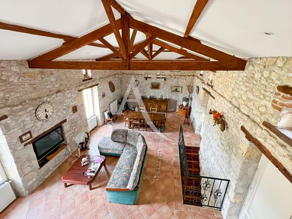 Découvrez cette magnifique maison de campagne en pierres nichée dans un cadre exceptionnel, offrant une vue parfaitement dégagée pour un cadre de vie paisible et ressourçant.