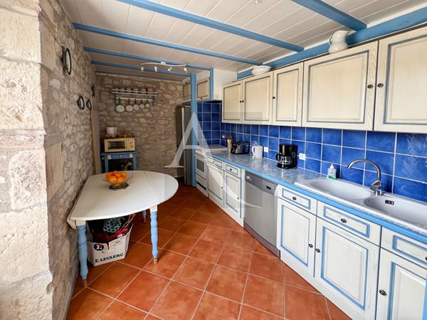 Découvrez cette magnifique maison de campagne en pierres nichée dans un cadre exceptionnel, offrant une vue parfaitement dégagée pour un cadre de vie paisible et ressourçant.