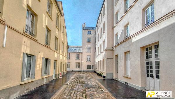 Versailles Notre-Dame Appartement 2 piéces 43 m² carrez situé au 1er étage avec cave €385 000 ** - Référence 27578