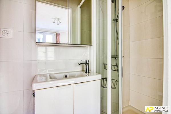 Versailles Notre-Dame Appartement 2 piéces 43 m² carrez situé au 1er étage avec cave €385 000 ** - Référence 27578