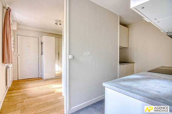 Versailles Notre-Dame Appartement 2 piéces 43 m² carrez situé au 1er étage avec cave €385 000 ** - Référence 27578