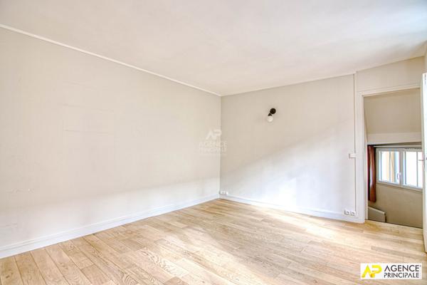 Versailles Notre-Dame Appartement 2 piéces 43 m² carrez situé au 1er étage avec cave €385 000 ** - Référence 27578