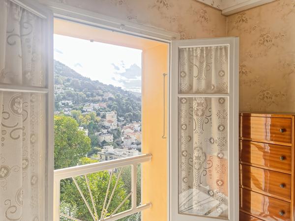 APPARTEMENT DE TYPE 3/4 PIÈCES GRANDE CORNICHE AVEC VUE