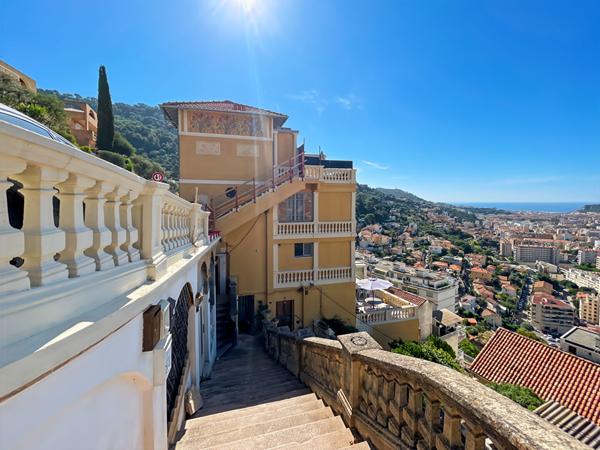 APPARTEMENT DE TYPE 3/4 PIÈCES GRANDE CORNICHE AVEC VUE