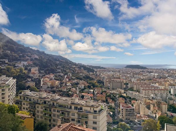 APPARTEMENT DE TYPE 3/4 PIÈCES GRANDE CORNICHE AVEC VUE