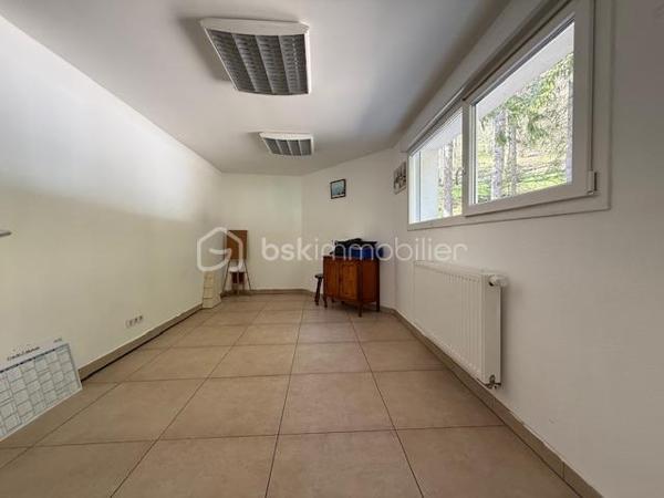 Local d activites de 290 m²