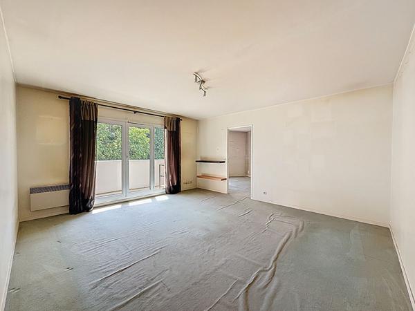 Appartement à Meaux d'environ 50 m2 - proche commerces et écoles - une chambre - un balcon - une cave et une place de stationnement.